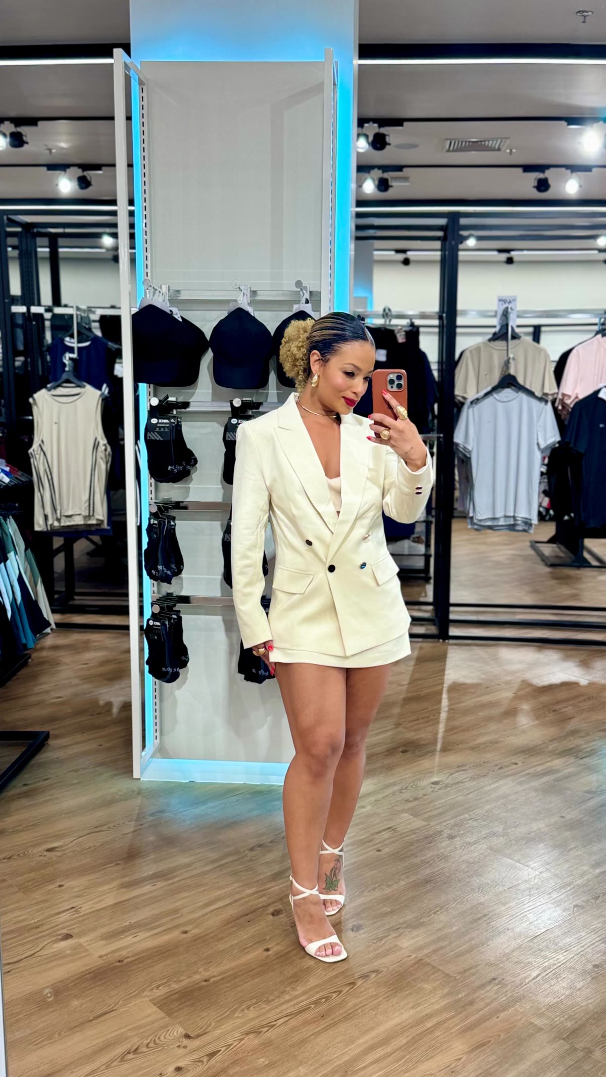 Sarah Fernanda de conjunto branco dentro da nova loja C&A