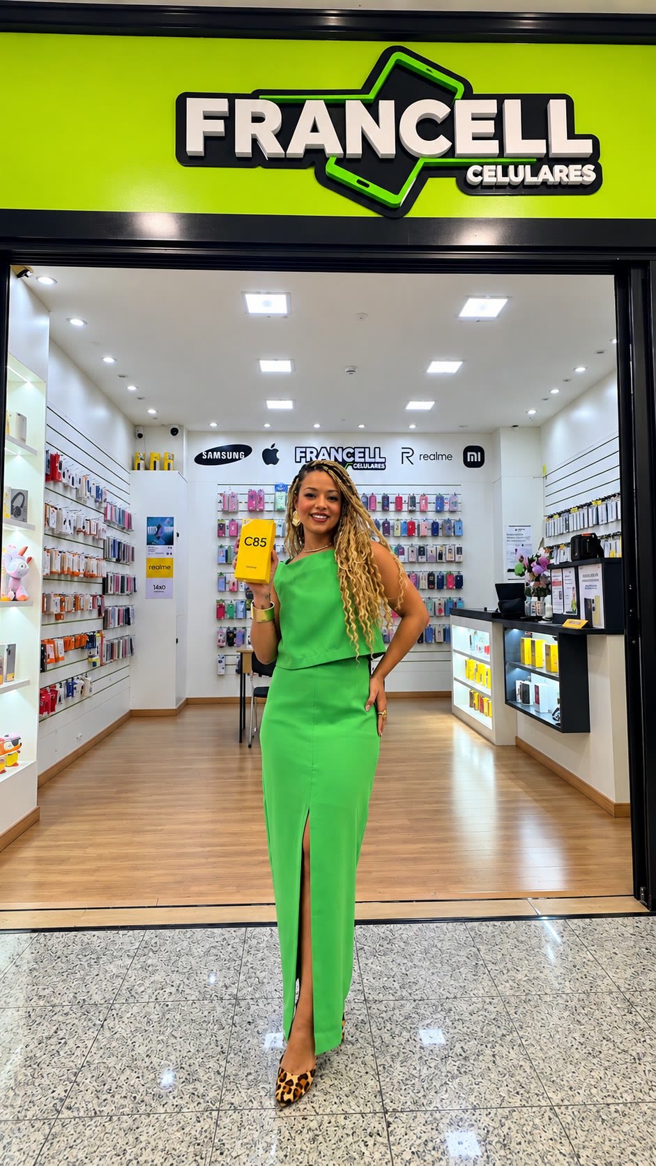 Sarah Fernanda de vestido verde na loja Francell Celulares